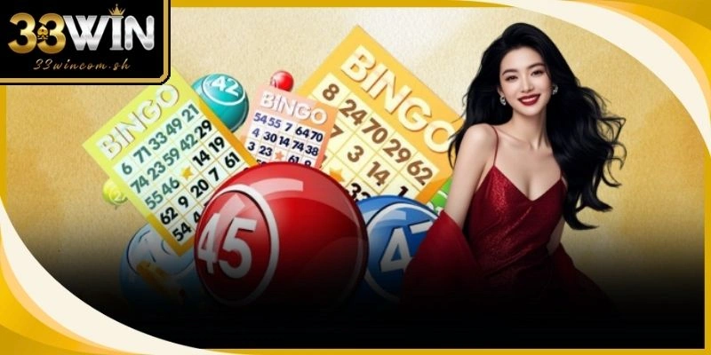 Người chơi đang kiểm tra kết quả quay số may mắn trên điện thoại