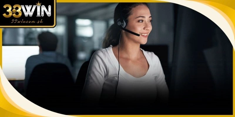 Nhân viên tổng đài tập trung giải quyết khiếu nại tài chính từ phía người chơi